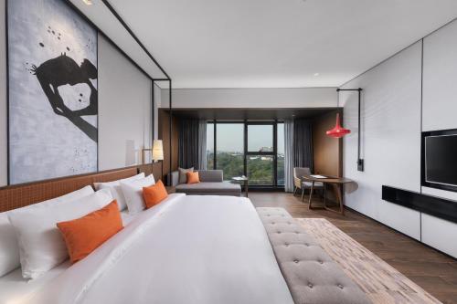 Wyndham Grand Yangon客房内的一张或多张床位