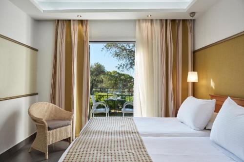 梅松吉SENTIDO Apollo Palace的酒店客房设有一张床和一个阳台。