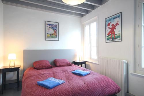 埃特勒塔Entre Mer et Golf的一间卧室配有一张带2条蓝色毛巾的床