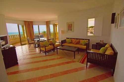 哈马马特金色郁金香塔杰苏尔坦度假村的客厅配有沙发、椅子和桌子