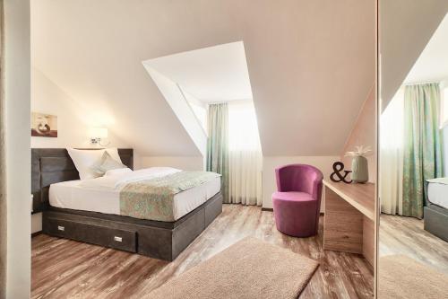 卡塞尔蒂弗尼酒店的一间卧室配有一张床和一张紫色椅子