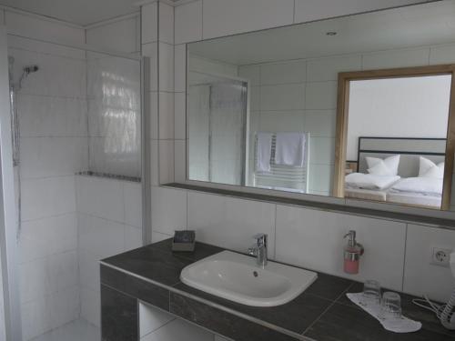 克洛彭堡Hotel Diekgerdes, Komfortzimmer的一间带水槽和镜子的浴室