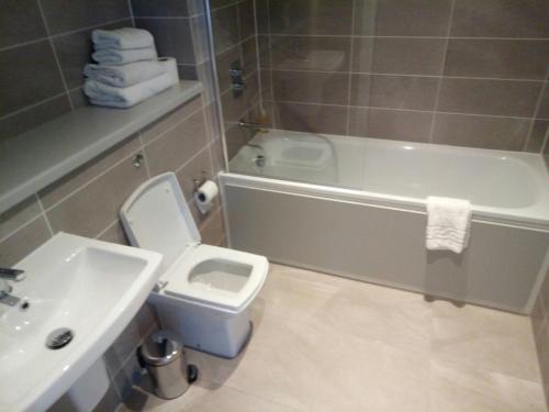 曼彻斯特码头公寓的浴室配有盥洗盆、卫生间和浴缸。