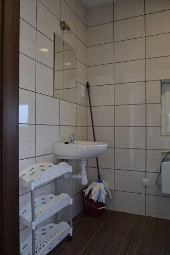 扎托尔Domki całoroczne的一间带水槽和镜子的浴室