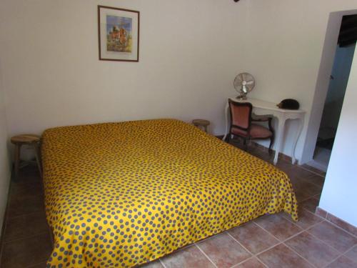 蒙希克Nova Alofa holiday home的一间卧室配有一张黑色和黄色毯子的床