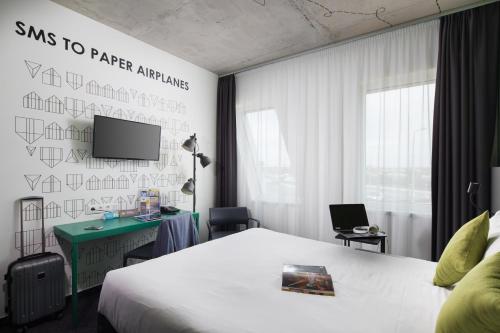 布达佩斯机场宜必思尚品酒店客房内的一张或多张床位