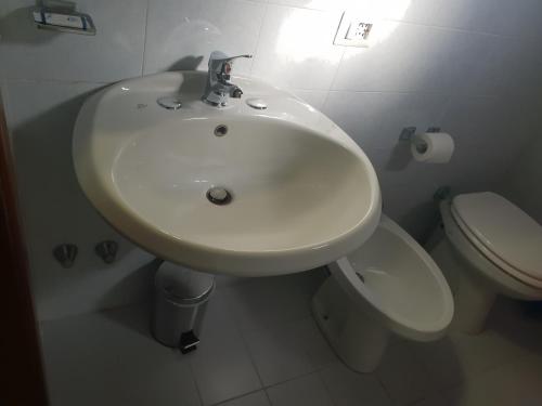 马格拉科伦坡酒店的白色的浴室设有水槽和卫生间。