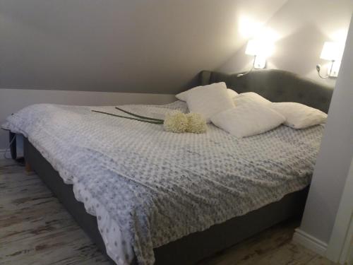 普热谢卡Domek w Karkonoszach的一间卧室配有带白色枕头的床