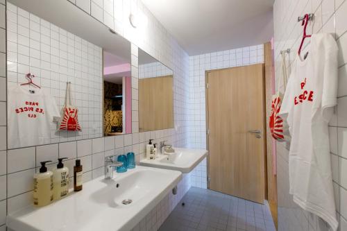圣旺巴黎普赛MOB酒店的白色的浴室设有水槽和镜子