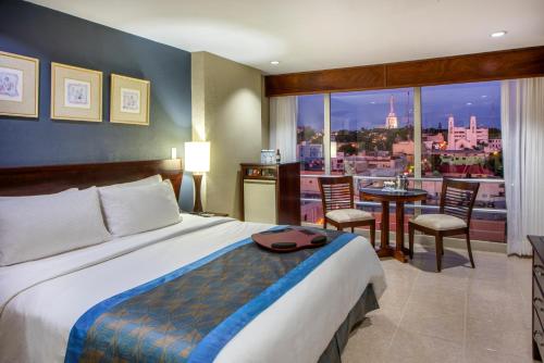 圣地亚哥洛斯卡巴霍德帕中央广场酒店的酒店客房享有城市美景,配有一张床。