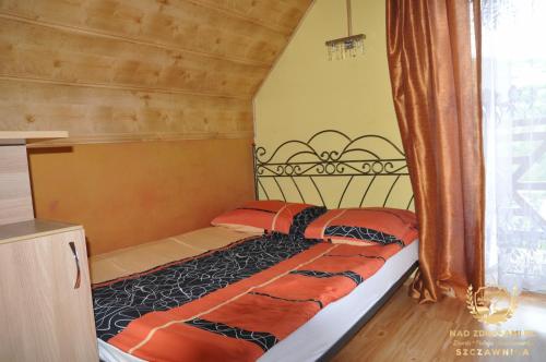 什恰夫尼察"Nad Zdrojami" Domek Sopotnicka 691-739-603的一间小卧室,卧室内配有一张床铺