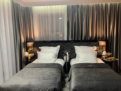乔左维尔考普尔斯基Hotel Fado的两张睡床彼此相邻,位于一个房间里
