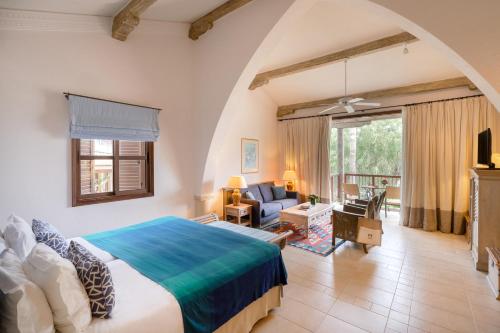 皮斯索里哥伦比亚海滩度假村的一间带大床的卧室和一间客厅