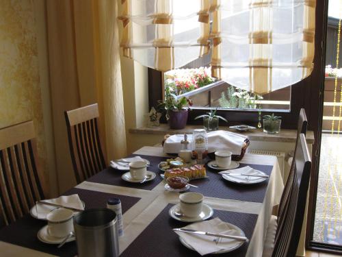 法克湖畔杜罗博拉赫斯特罗滋旅馆的一张带黑白桌布的餐桌