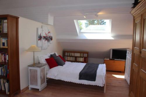 MénilB & B Le Jardin Bed & Breakfasts的卧室配有白色的床和窗户。