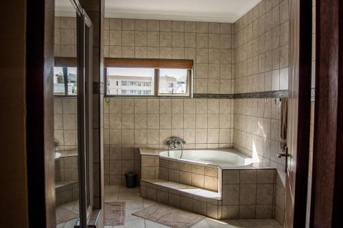 斯瓦科普蒙德Sea View Bliss Guesthouse with self Catering的带浴缸和窗户的浴室
