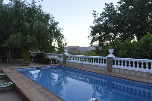 兰哈龙Casa Los Barranquillos的游泳池周围设有白色围栏