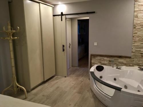 莱萨卡Apartamento Usuaia con jacuzzi的浴室配有白色浴缸和水槽