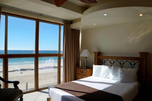 佩尼亚斯科港Hotel Playa Bonita Resort的一间卧室配有一张床,享有海滩美景