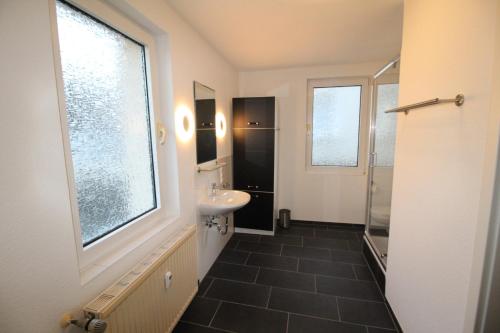 美因茨Aussicht Mainz-City - 4 Zimmer-max 7 Personen的一间带水槽和卫生间的浴室以及窗户。