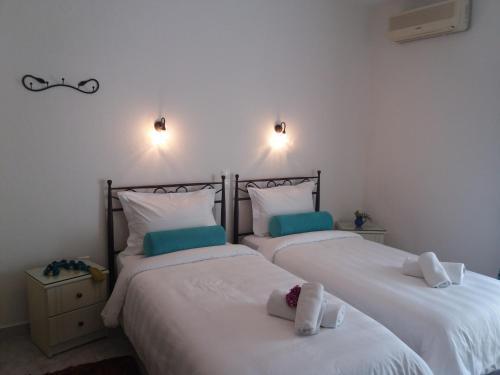 欧拉努波利斯Pansion Irini的卧室设有两张单人床,备有毛巾