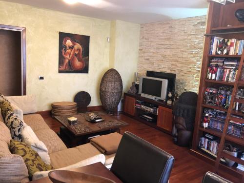 坎德拉里亚Casa M.的带沙发和电视的客厅