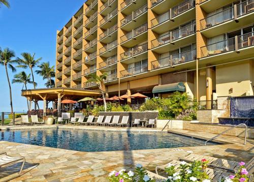 维雷亚Mana Kai Maui的大楼前设有游泳池的酒店