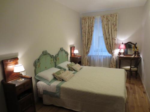 维罗纳卡萨潘维尼奥酒店的一间卧室设有一张床和一个窗口