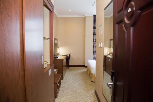 邦美蜀二征温泉酒店 的走廊上设有一张床和一间浴室