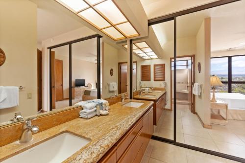 瓦克拉Shores at Waikoloa #337的一间带两个盥洗盆和大镜子的浴室
