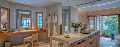莱利海滩Villa Macaque and Villa Languor的一间带两个盥洗盆和大镜子的浴室