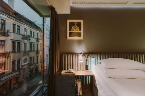 弗罗茨瓦夫普罗弗罗茨瓦夫斯塔勒米亚斯托酒店的一间卧室设有一张床和一个窗口