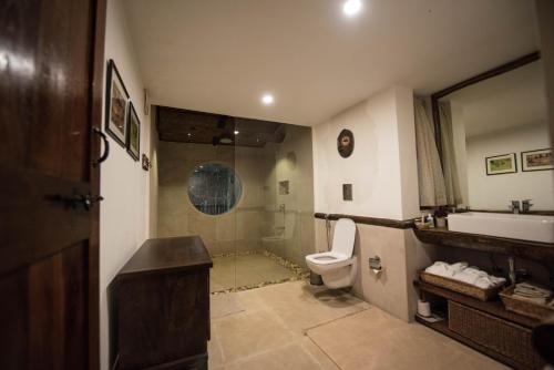 SohāgpurForsyth Lodge的浴室配有卫生间、盥洗盆和淋浴。