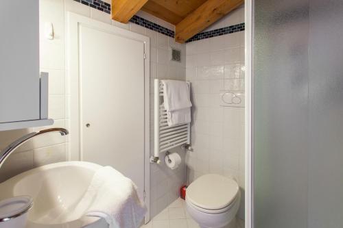 威尼斯Stella Marina 3的白色的浴室设有卫生间和水槽。