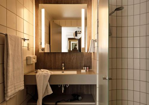 斯内克斯坦布鲁普加德克伦威尔酒店的一间带水槽和镜子的浴室