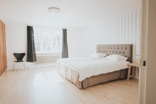 博雷The Light House的白色的卧室设有一张大床和一个窗户