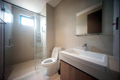 马西5min Permas@CIQ@CS@3R2B@Green Haven的浴室配有卫生间、盥洗盆和淋浴。