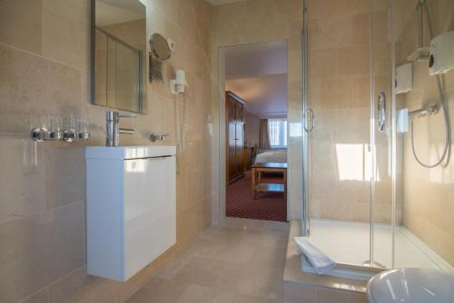根特罗德酒店的带淋浴和盥洗盆的浴室