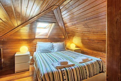 里斯本MyPlaceLisbon - Alfama River View Apartment的木屋内的卧室配有一张床