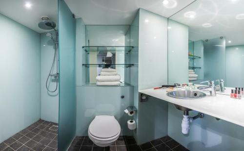 伊普斯威奇Penta Hotel Ipswich的一间带卫生间、水槽和镜子的浴室