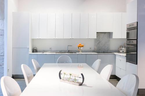 博讷梅森布兰奇的白色的厨房配有白色的桌子和白色的椅子