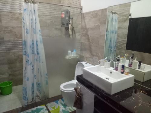 万隆Homestay Syariah Cileunyi, Bandung Timur的一间带水槽、卫生间和镜子的浴室