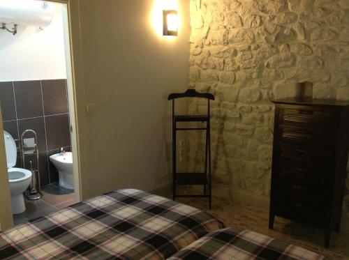 Cartes鲁拉勒斯拉维拉彼德拉公寓酒店的一间卧室设有一张床和石墙