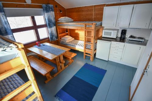 基尔匹斯扎我维基尔皮雅文雷凯里克库斯山林小屋的享有高空美景,设有厨房和双层床。