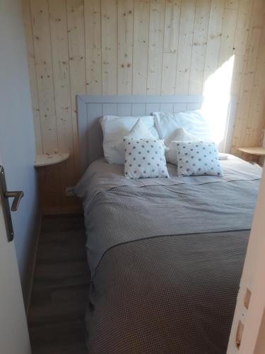 潘蓬Chalet "Les Gobelins"的一间卧室配有带白色枕头的床