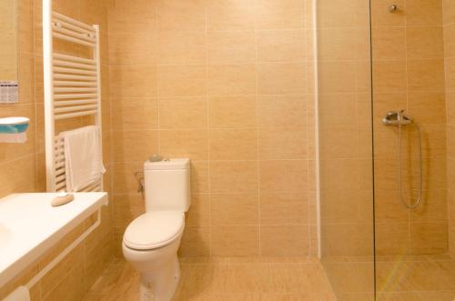 波特斯Hotel Arha Potes & Spa的一间带卫生间和玻璃淋浴间的浴室