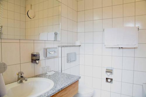 杜伊斯堡隆纳克酒店的一间带水槽和卫生间的浴室