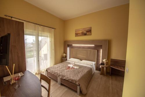 NotarescoCataleya Resort & Spa的一间卧室设有一张床和一个大窗户