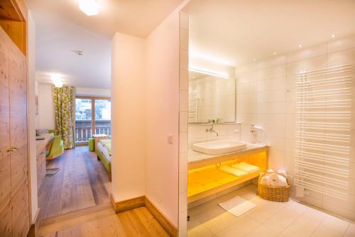 萨尔巴赫格莱玛塔勒霍夫酒店的带浴缸、水槽和镜子的浴室