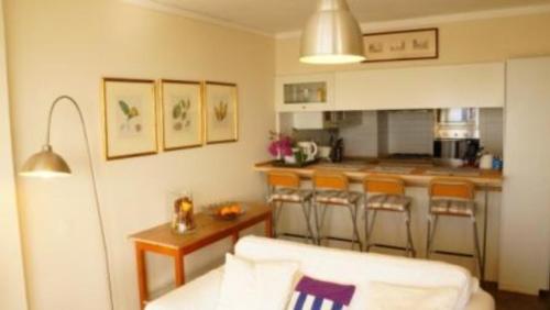 丰沙尔Apartment W Stunning View - MARINA - Free Parking & AC的一间厨房,在房间内配有白色沙发